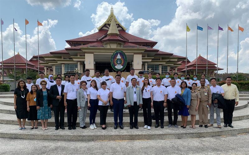 ‘ดร.เพ็ญ-ชณิชา ล้อสีทอง’ ลงใต้​ ​ร่วมแลกเปลี่ยนความคิดเห็น​และมอบทุนการศึกษา​