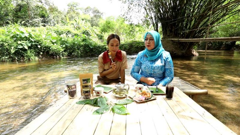 'ซาร่า นลิน'พาล่องใต้เที่ยว'สตูล' ชิมเมนูท้องถิ่นหากินยาก'ขนมกอเดาะ'