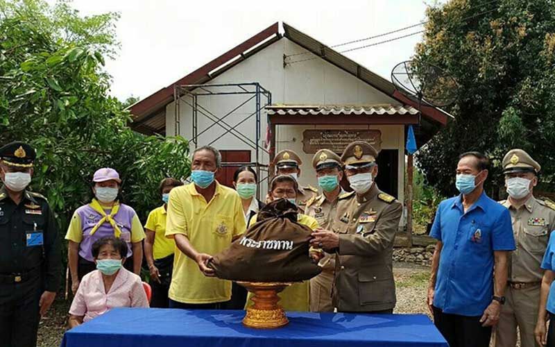 'ในหลวง'พระราชทานถุงยังชีพ มอบแก่ราษฎรประสบวาตภัยปราจีนบุรี