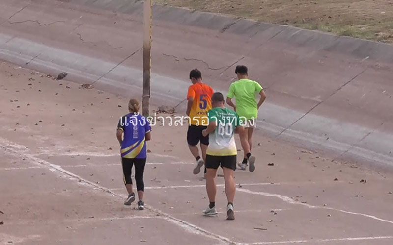 คลองชลประทานแห้งนาน 3 เดือน คอนกรีตเริ่มแตกร้าว-แปรสภาพเป็นสนามวิ่ง