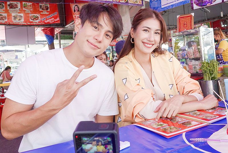 1 วันตามใจ ‘แบงค์-พิ้งค์พลอย’ ควงเที่ยวเสิร์ฟฟินเพื่อ FC