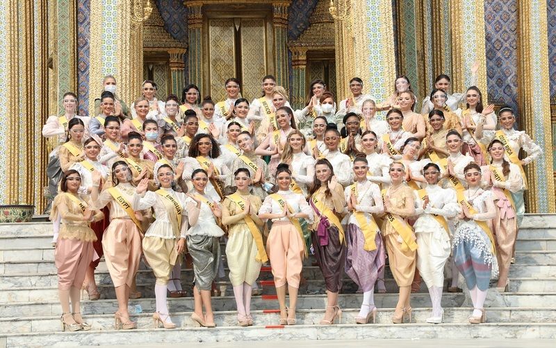 ผู้เข้าประกวด มิสแกรนด์ อินเตอร์เนชั่นแนล 2020 สวมชุดไทย เยี่ยมชมวัดพระแก้ว