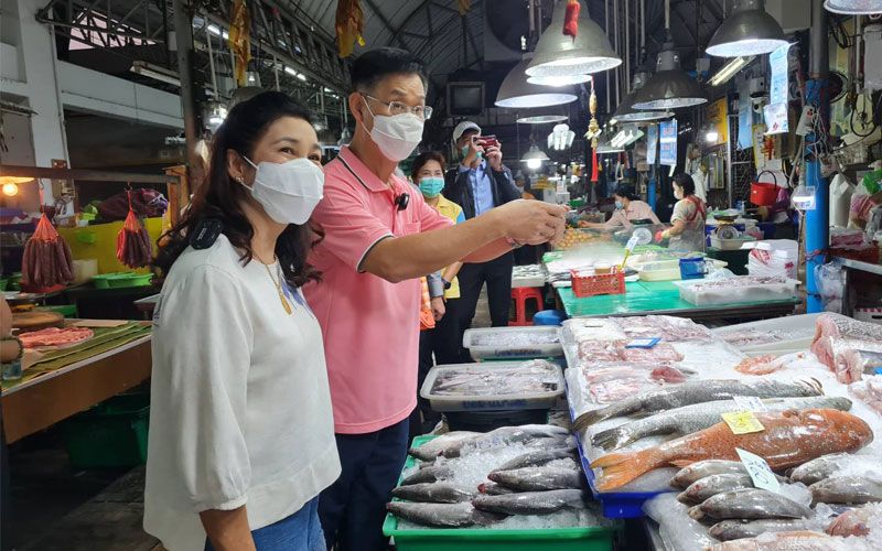 ผู้ว่าฯสมุทรสงครามลงพื้นที่'ตลาดแม่กลอง' คุมเข้มมาตรการสกัดโควิด-พ่นยาฆ่าเชื้อทุกอาทิตย์