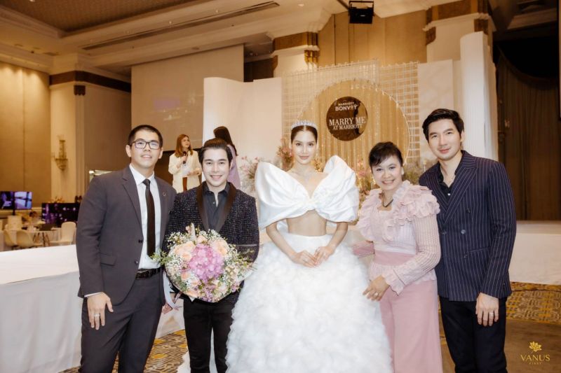 'วนัช เฟิร์ส' เปิดตัวชุดแต่งงานสุดตระการตาในงานแฟชั่นโชว์สุดยิ่งใหญ่