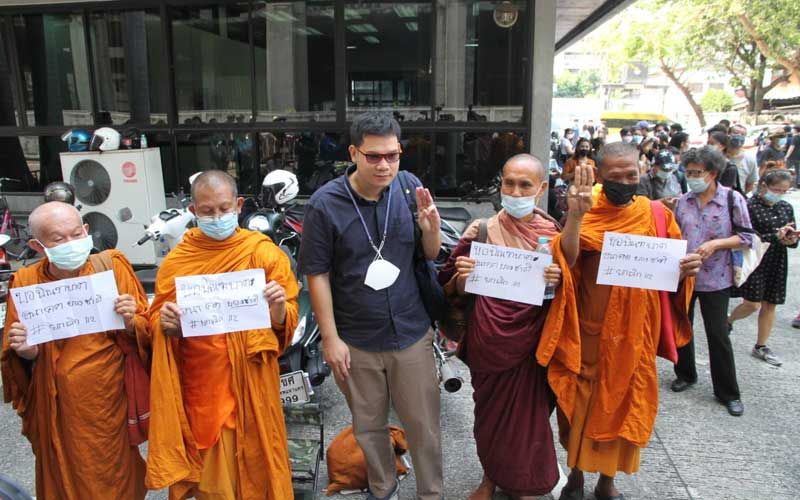 อัยการเลื่อนสั่งคดี‘3 นิ้ว’ชุมนุมสถานทูตเยอรมนี ‘พระ’โผล่ขอบิณฑบาตเลิก‘ม.112’