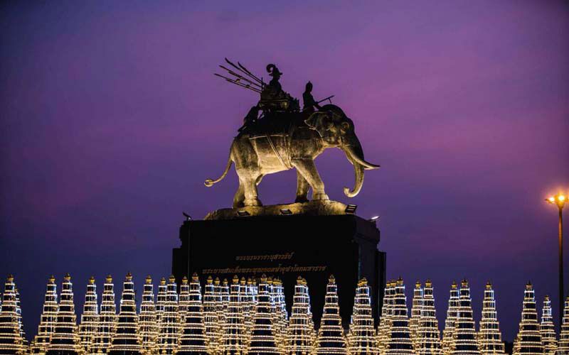 ลูกสาว‘เนวิน’ชาวบุรีรัมย์ร่วมสร้างฉัตร9ชั้น ถวายพระบรมราชานุสาวรีย์‘ร.1’