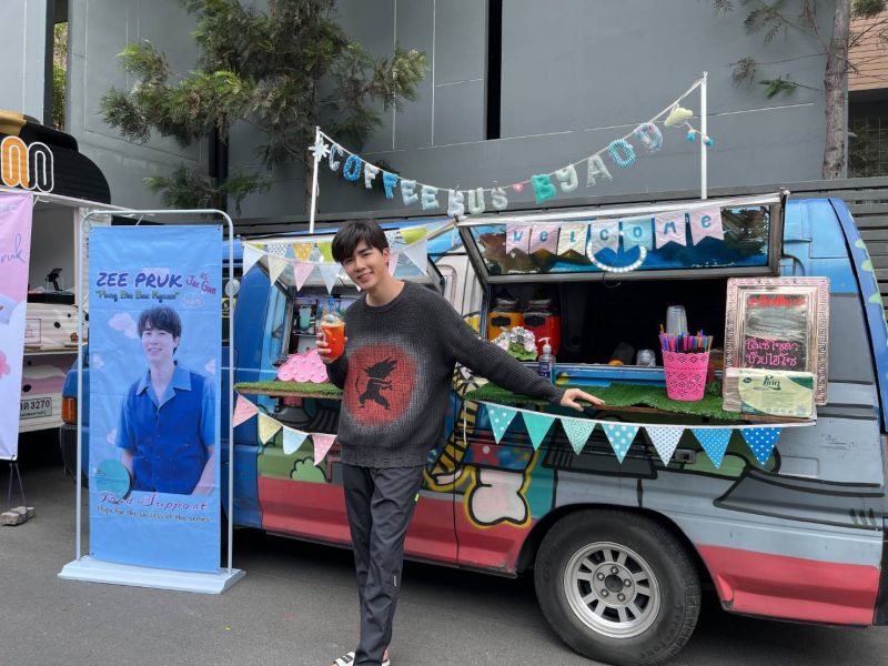 แฟนคลับ'ซี-พฤกษ์'ส่งฟู้ดซัพพอร์ต ให้กำลังใจประเดิมบทบาร์โฮสสุดแซ่บ'เพลงบินใบงิ้ว'