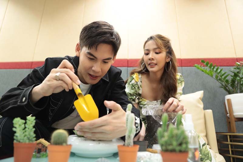 ‘บอส-พีพี’คู่ขวัญ‘บ้านไร่สายสมร’ ควงคู่โชว์ฝีมือ จัดสวนถาดแคคตัส