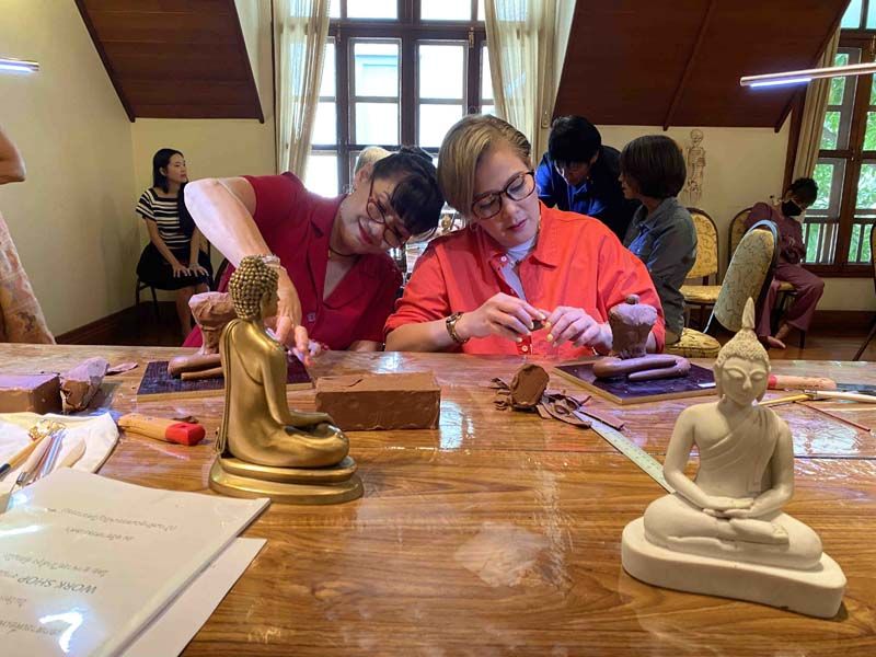 ‘คุณน้ำผึ้ง-น้อย’ สายมู โชว์สกิลปั้นพระ อิงธรรมชาติใจกลางเมือง