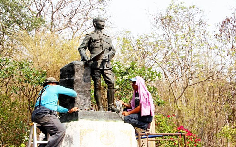 พสกนิกรหัวหินเฝ้ารอรับเสด็จ'ในหลวง-ราชินี' ทรงเปิดพระบรมราชานุสาวรีย์ ร.7