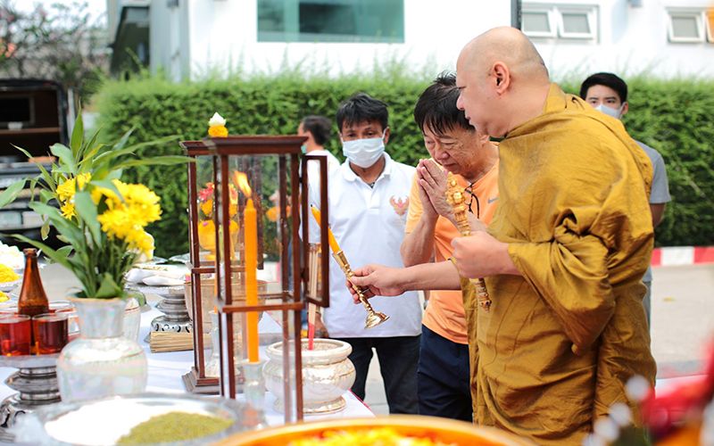 หมอชลทิศ ทำบุญเสริมความปัง ‘ธีรพรคลินิก’