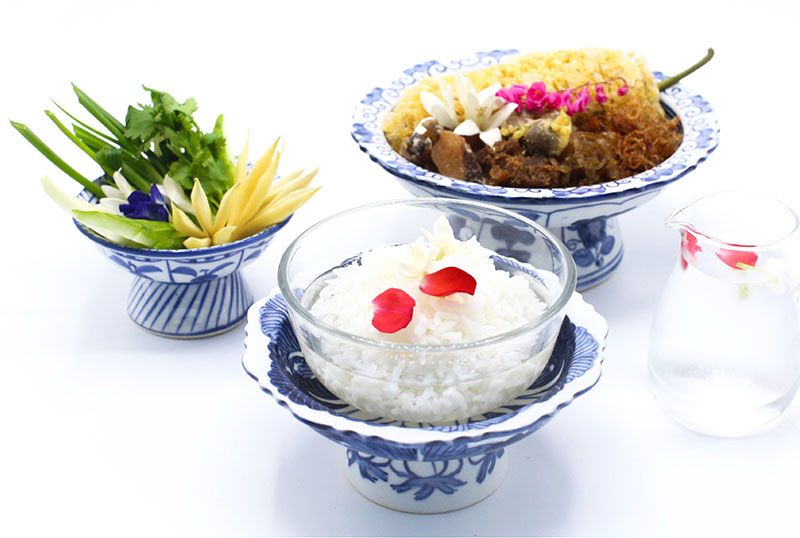 ชวนใส่ผ้าไทยไปสงกรานต์ ชมบ้านปาร์คนายเลิศ พร้อมแวะชิมเมนูฤดูร้อนที่ร้านมาเมซอง