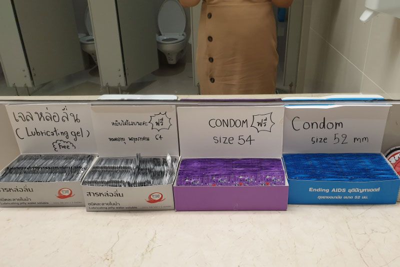 ที่ไหนเนี่ย! แจกถุงยางอนามัย-เจลหล่อลื่นในห้องน้ำฟรี  มีหลายไซส์ให้เลือกใช้