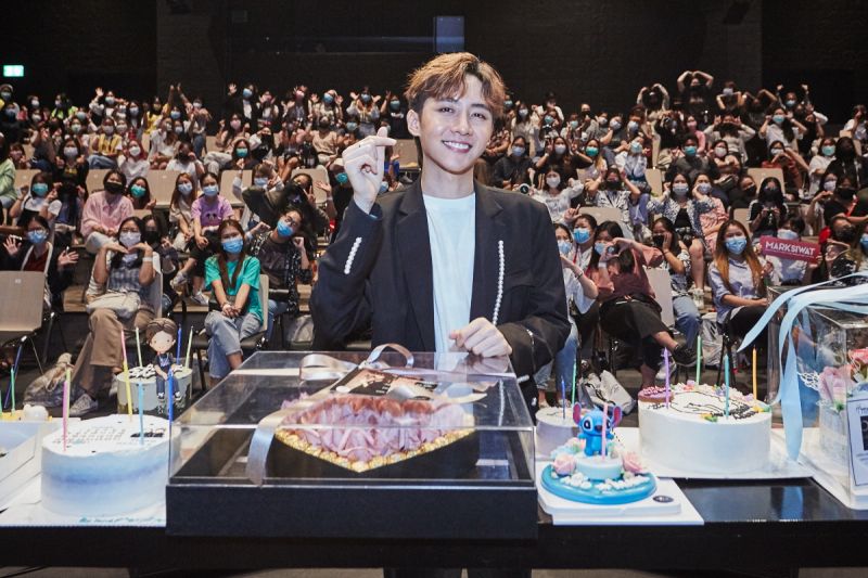 เซอร์ไพรส์จัดหนัก!'มาร์ค - ศิวัช'ชวนแฟนคลับ  ปาร์ตี้ฉลองวันเกิดอบอุ่น