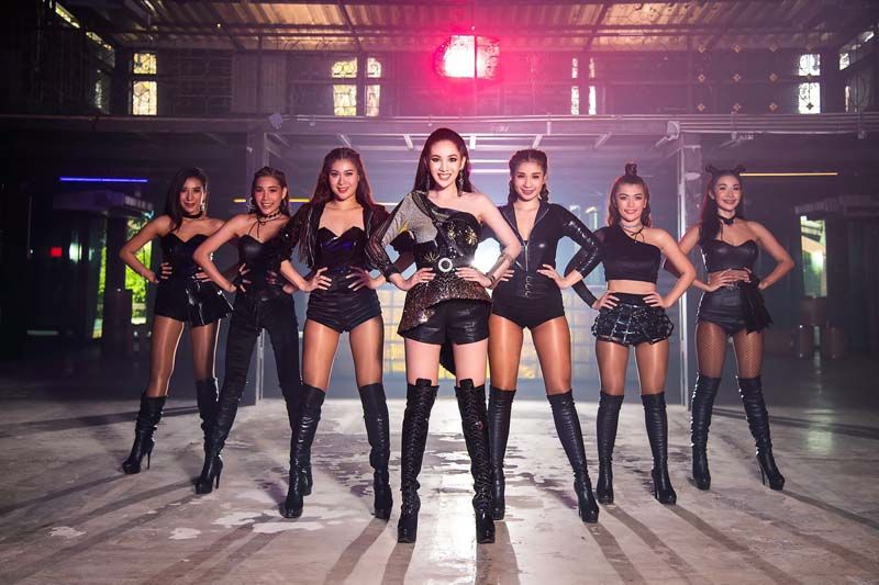 ‘แคท-อาทิติยา’ลูกทุ่งนางงามพักเบรกเวทีประกวด อวดโฉมเซ็กซี่ในMVเพลงใหม่‘เอะอะ’