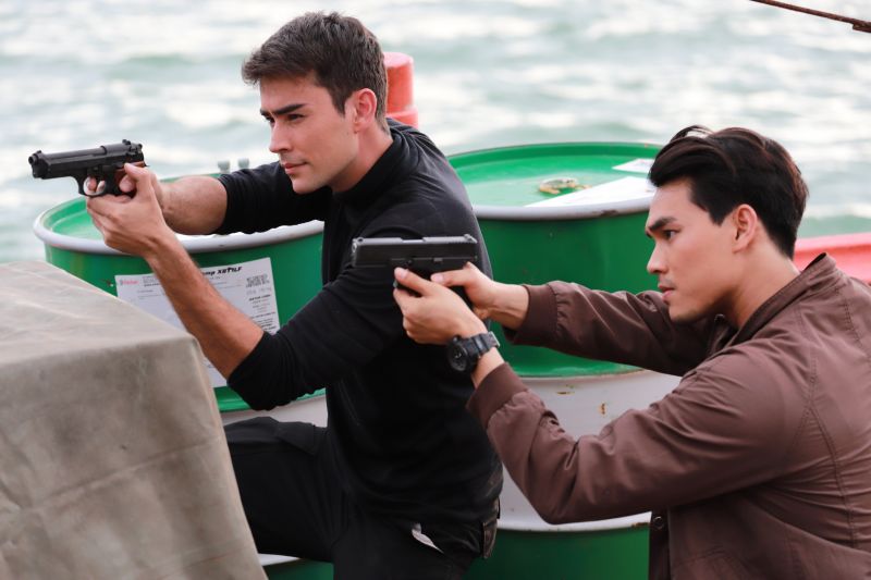 'หลุยส์-โอ๊ต' บู๊จัดหนัก! หนีระเบิดกระโดดลงทะเล!