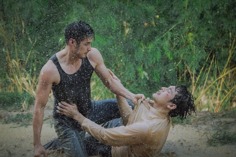 ฉากบู๊เดือดจัด จนปลัดต้องยกนิ้วให้! 'บอย-บอมบ์'ซัดกันนัวกลางปลักโคลน!