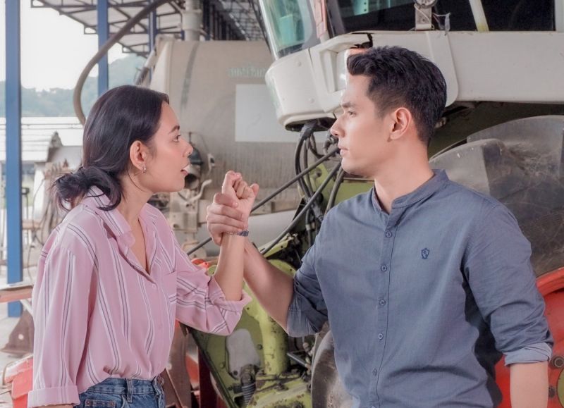 'อ๋อม' ตกใจ'แซมมี่'เป็นลมกลางคอกวัว ใน'เพลิงปริศนา'