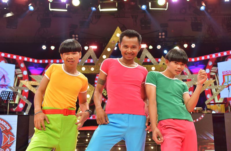 ‘แอม ศรนรินทร์’โชว์เพลงใหม่ ควงคู่ดูโอโคฟเวอร์‘มะล่องก่องแก่ง’ร่วมแดนซ์