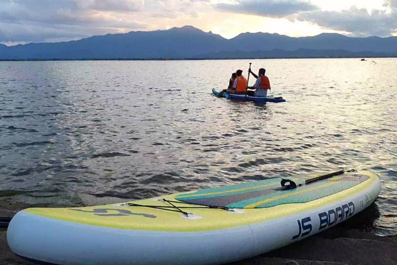 ไม่ตกเทรนด์!  พาย SUP Board  ชมพระอาทิตย์ตกที่กว๊านพะเยา