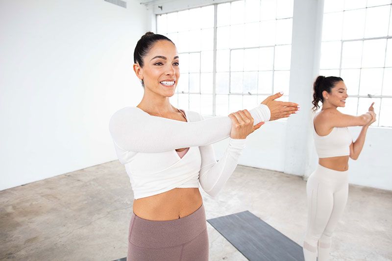 5 ท่ายืดเหยียดคลายกล้ามเนื้อง่ายๆหน้าจอทีวี โดย 'ซาแมนต้า เคลย์ตัน'