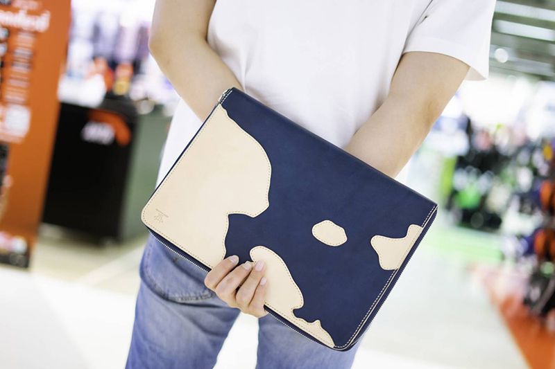 ก้าวสู่โลกแฟชั่นอินเทรนด์ ‘แบรนด์เครื่องหนังโพนยางคำ’ เครื่องหนังย้อมด้วยสีครามธรรมชาติ