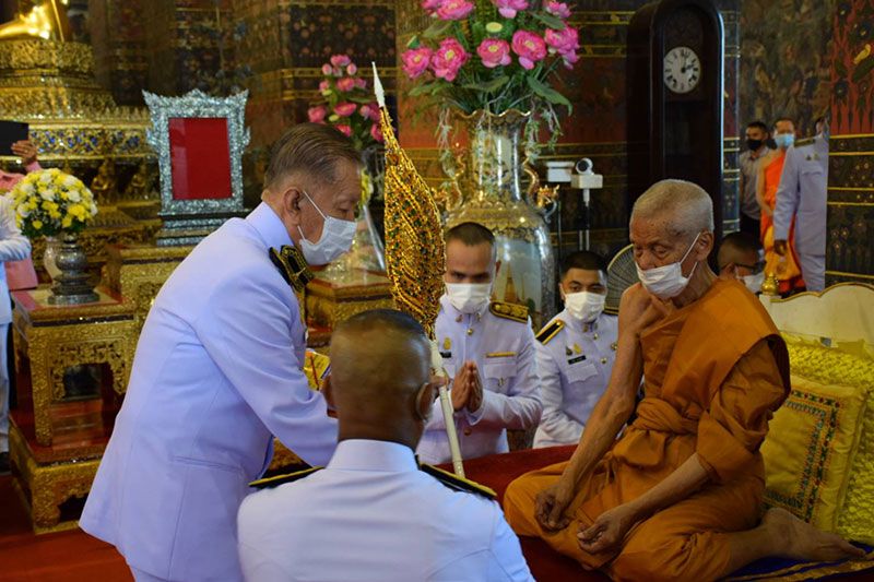 โปรดเกล้าฯให้องคมนตรีเชิญสัญญาบัตร พัดยศ และผ้าไตร ถวายแด่'พระเทพวชิรโมลี'