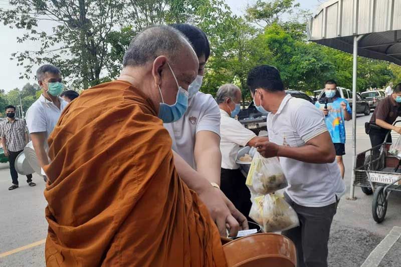 'พ่อแม่ครูอาจารย์สายหลวงปู่มั่น' นำบิณฑบาตตามมาตรการป้องกันโควิด-19