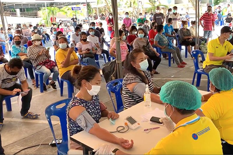 ชาวสุราษฎร์ฯ เข้าคิวฉีดวัคซีนโควิดรอบสอง ชื่นชมอสม.บริการสุดประทับใจ