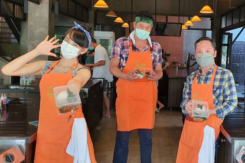 ‘เอ สุรพันธ์’ นำทีมคนดังร่วมทำอาหารมอบบุคลากรทางการแพทย์กับโรงเรียนสอนทำอาหารไทยใบพาย