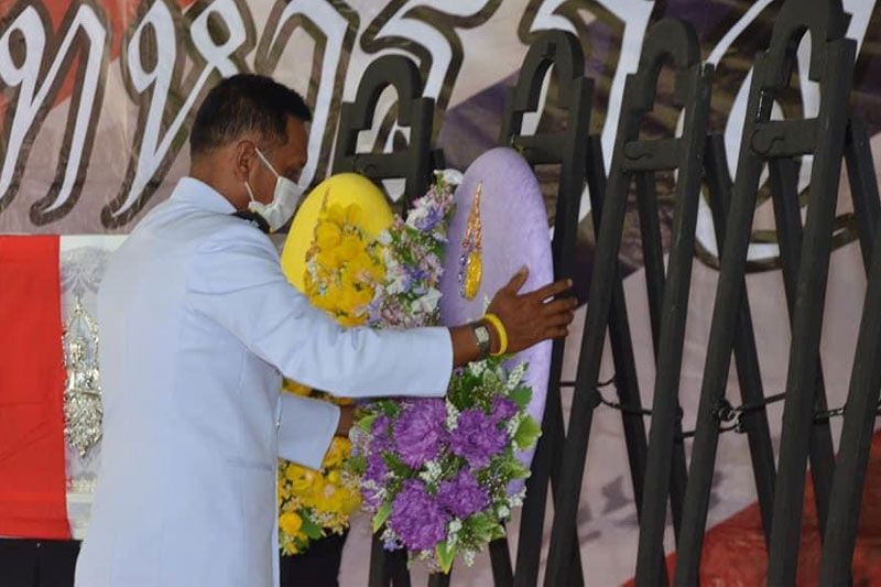 โปรดเกล้าฯให้ผู้ว่าฯปัตตานี เชิญพวงมาลาหลวง วางหน้าหีบศพอาสาสมัครทหารพรานที่เสียชีวิต