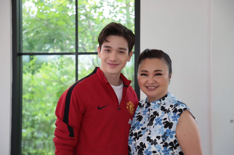 'เจ๊คิ้ม'คว้า'ตงตง' คุยเปิดอก!! เห็นซิกซ์แพ็กมาเต็ม  นั่งทำตาปริบๆ