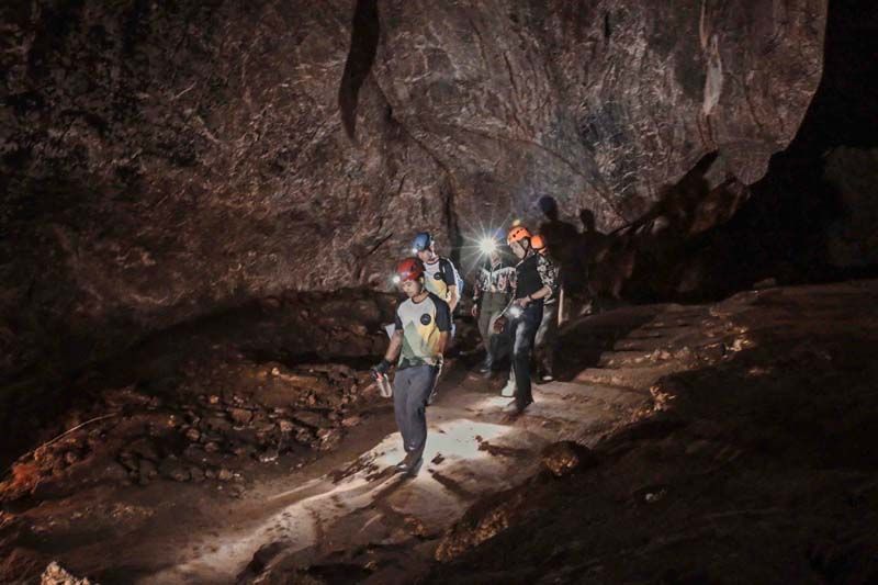 ‘คุณน้ำผึ้ง-น้อย’ โรยตัวลงถ้ำ ละลานตาถ้ำผาไท