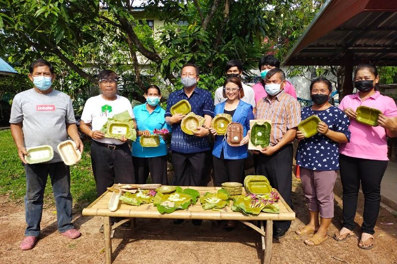 ชาวต้นผึ้ง ใส่ใจสิ่งแวดล้อมปิ๊งไอเดีย 'ผลิตภาชนะจากใบไม้' สร้างรายได้สู่ชุมชน