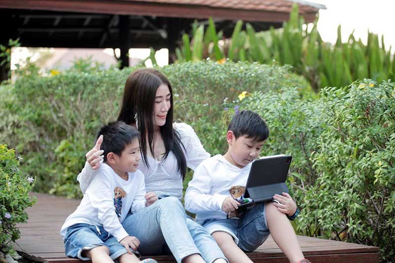 ‘เอิร์น’ ส่งต่อความห่วงใยสู่แม่ลูกอ่อน  ชวนเพื่อนๆ ร่วมทำกล่องปันสุขมอบยามวิกฤติ