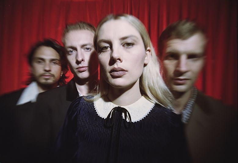 'Wolf Alice' สัมภาษณ์และไลฟ์โชว์ซิงเกิล'Smile'ครั้งแรกในรายการ 'The Late Late Show with James Corden'