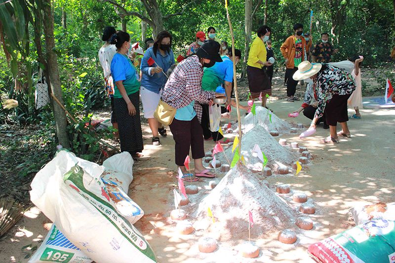 ชาวบ้านเมืองน้ำดำ สืบสานประเพณีตามฮีต 12 คอง 14 ก่อเจดีย์ทรายขอพรขับไล่โควิด-19