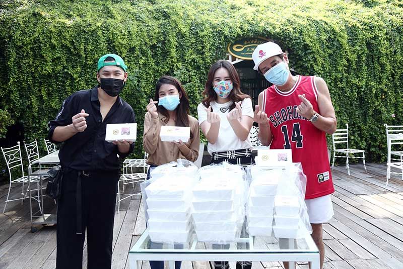 ทีมนักแสดง ‘ผู้ใหญ่สันต์ กำนันศรี’ ร่วมใจไฟท์โควิด  ลงมือทำข้าวกล่อง มอบให้บุคลากรทางการแพทย์