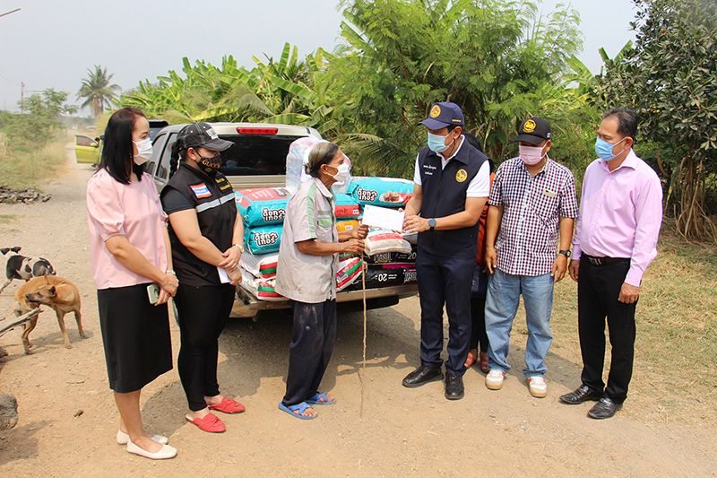 นอภ.เมืองโอ่งใจดีควักเงินส่วนตัวซื้ออาหารหมา-แมวบรรเทาความเดือดร้อนจากโควิด