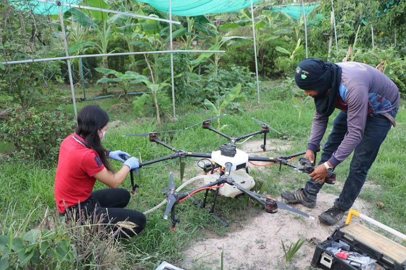 ฮือฮา! เกษตรกรอ่างทองนำร่องใช้โดรนฉีดพ่นยาฆ่าเชื้อโควิด-19 ลดการสัมผัส
