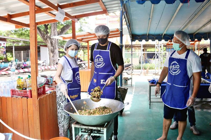 ‘ไม้-นนทพันธ์’ ลุยครัวสนามรักสัตหีบ ร่วมปรุงอาหารแจก ปชช.สู้วิกฤตโควิด-19