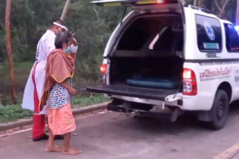 ถูกทิ้งหน้าวัด! ยายไข้สูงเกิน 37 องศา รีบส่ง รพ.ด่วน หวั่นติดเชื้อโควิด