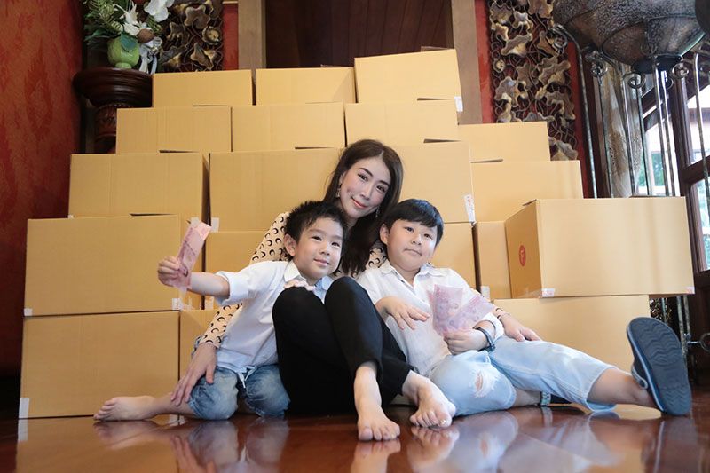 ‘เอิร์น’ ส่งมอบ กล่องปันสุข ... เพื่อแม่ลูกอ่อน