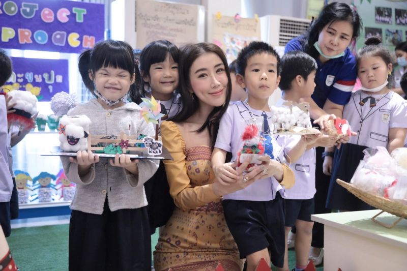 ‘ครูเอิร์น-จิรวรรณ’ แม่เอิร์นของลูกๆนักเรียน และเพื่อนของพ่อแม่ชาวสาธิตกรุงเทพธนบุรี