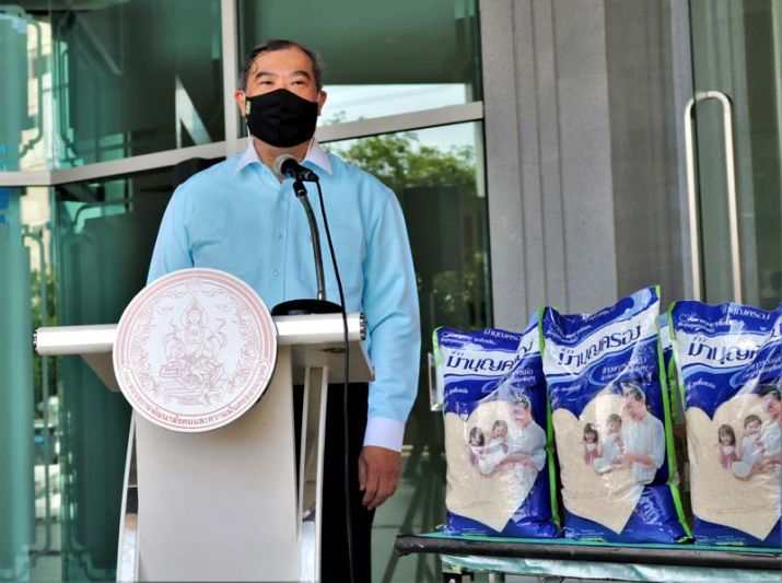 ข้าวมาบุญครอง สนับสนุนข้าวสาร 5 ตัน กระจายความช่วยเหลือทั่วกรุงเทพฯกว่า 6,000 ครัวเรือน
