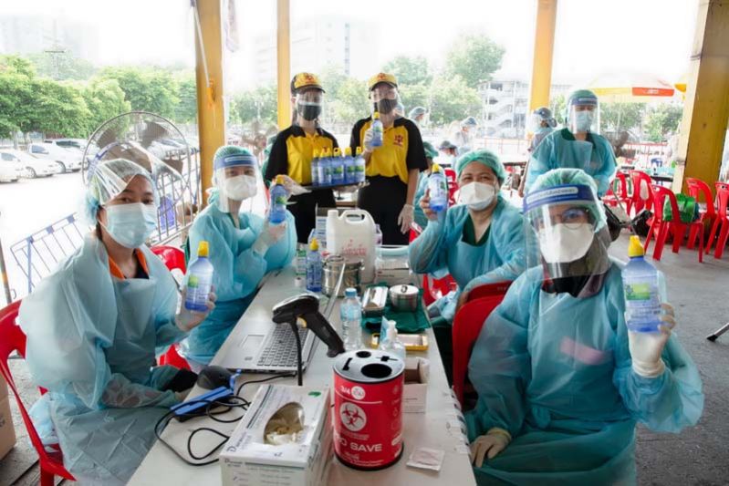 โอสถสภา มอบเครื่องดื่มเพื่อสุขภาพ ให้ทีมนักรบชุดขาว  พร้อมเตรียมส่งอุปกรณ์ทางการแพทย์ ช่วยเหลือผู้ป่วยโควิด-19