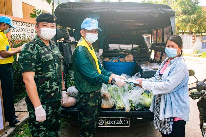 ‘ผบ.พัน ร.7’นำกำลังพลขนผลผลิตโครงการ‘ทหารพันธุ์ดี’ แจกจ่ายช่วยปชช.ช่วงโควิด