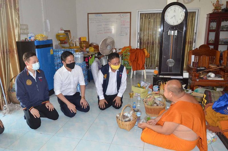 เมืองน้ำดำรวมพลัง อสม.เดินเคาะกุฏินิมนต์พระสงฆ์ฉีดวัคซีนหยุดเชื้อเพื่อชาติ