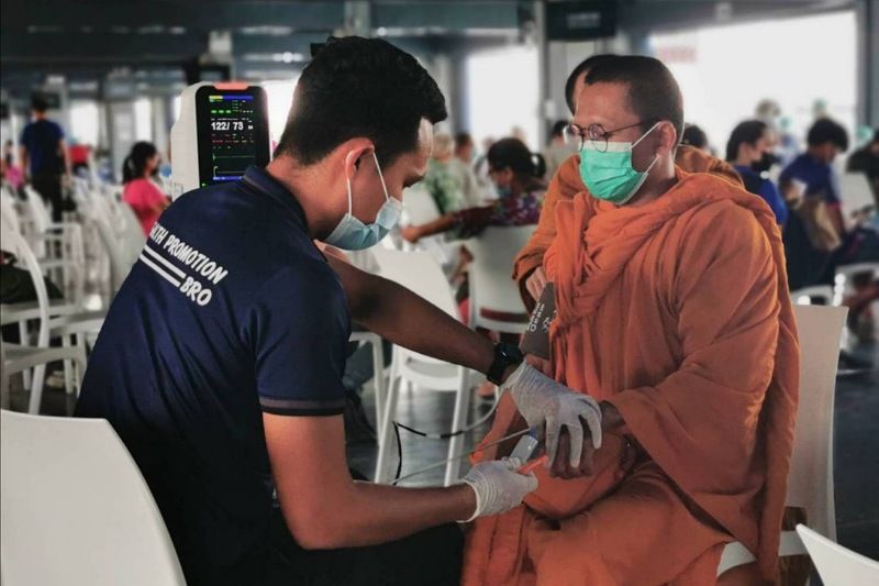 ชาวบุรีรัมย์ตื่นตัว! พระสงฆ์-ปชช. แห่ฉีดวัคซีน สร้างภูมิคุ้มกันหมู่
