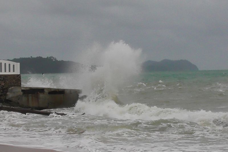 ฝนตกหนัก คลื่นลมทะเลอันดามันสูงกว่า 2 เมตรซัดชายหาดบางเนียง